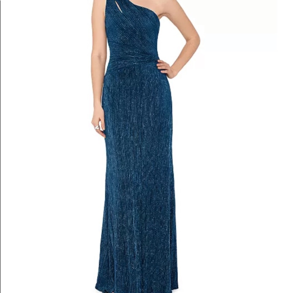 Xscape Evening Dress. New with tag. Size 10. See photos for complete details.